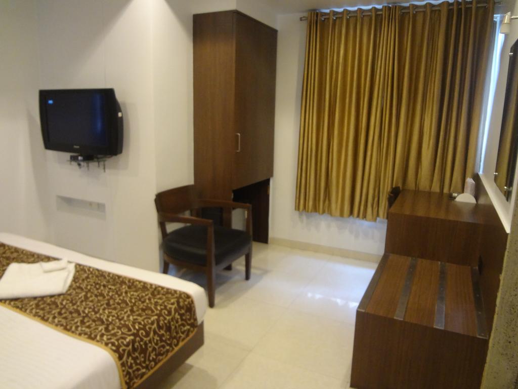 Hotel Adi นาคปุระ ภายนอก รูปภาพ